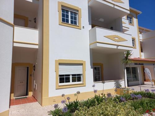 Afbeelding uit fotogalerij van Praia Del Rei Pool in Amoreira