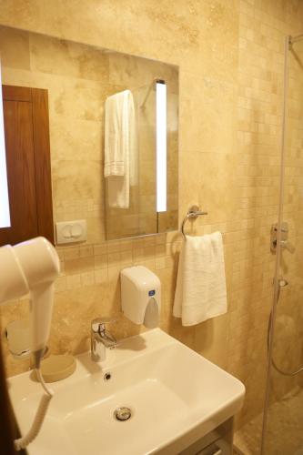 Ένα μπάνιο στο Hotel Comfort & Villas