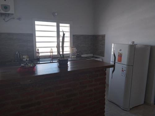 eine Küche mit einer Theke und einem Kühlschrank in der Unterkunft Km 9 in Viedma