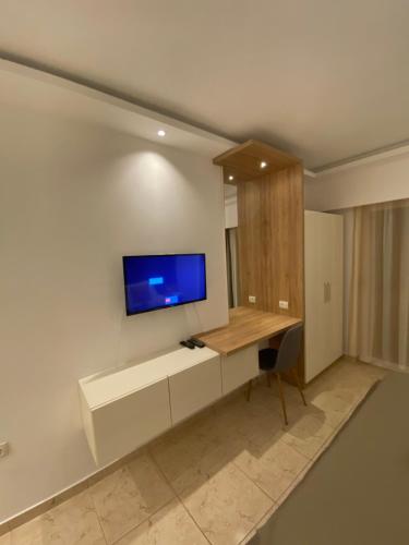 Μια τηλεόραση ή/και κέντρο ψυχαγωγίας στο Hotel Comfort & Villas