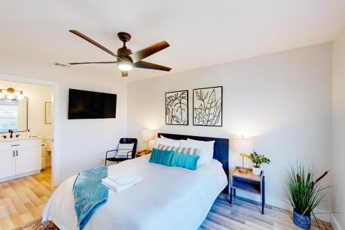 a bedroom with a bed and a ceiling fan at Bay Acres Bungalow in Osprey