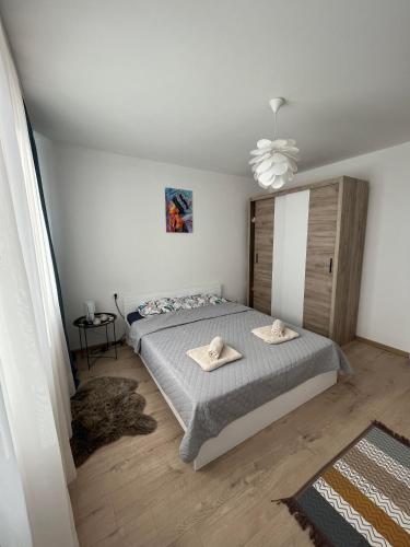 um quarto com uma cama e um tecto em Apartman LALA - Beograd, Surčin em Surčin