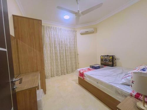 Un pat sau paturi într-o cameră la Beach Front Apartment in Hurghada La Quinta Beach Compound