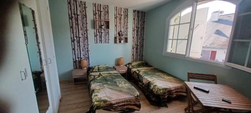 Un pat sau paturi într-o cameră la CHAMBRE AU CLOS DU BOIS 44110 CHATEAUBRIANT