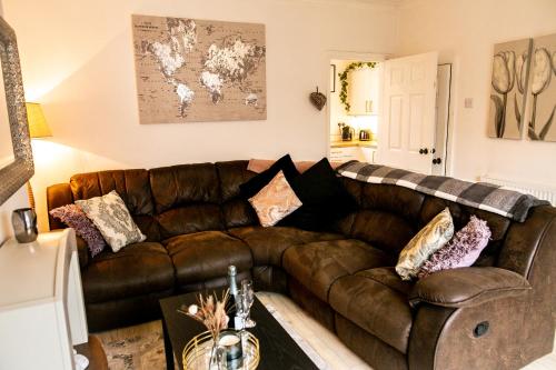 salon z brązową skórzaną kanapą w obiekcie Elite 49 Stays w mieście Newcastle upon Tyne