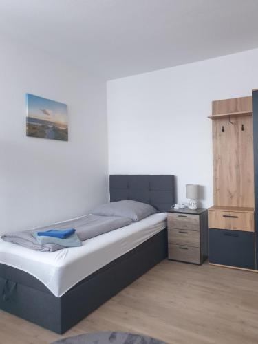 um quarto com uma cama e uma cómoda em Zur Elster 2 em Plauen