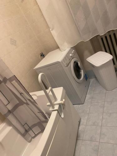 ein Badezimmer mit einem WC und einer Waschmaschine in der Unterkunft Mare&Terra... Alloggi nel Delta in Polesine Camerini