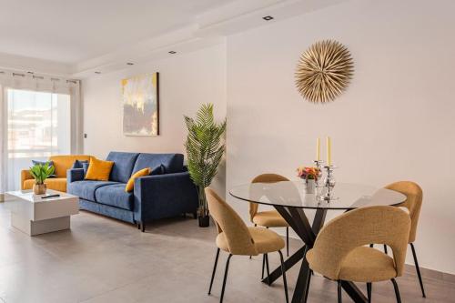 un salon avec un canapé bleu et une table dans l'établissement Plage luxe collé à l’hôtel Martinez, à Cannes