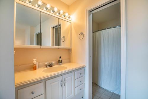 Vannituba majutusasutuses Newly Listed - Oceanfront Condo on Harbor Island