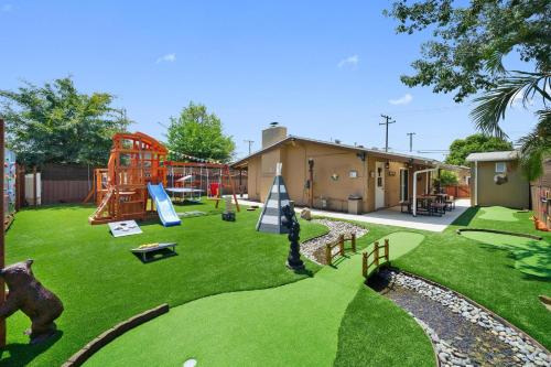 einen Park mit Spielplatz und Spielstruktur in der Unterkunft Great Outdoors: Arcade, Golf, Theater, Sauna @more in Garden Grove