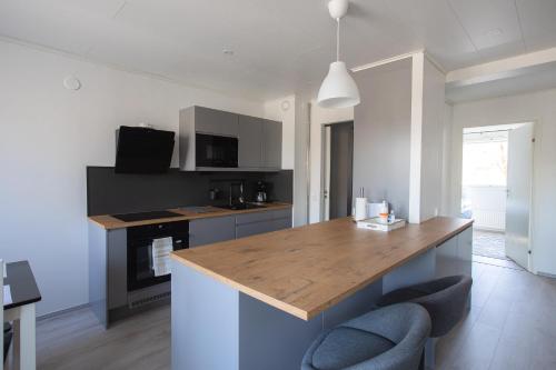 eine Küche mit einer hölzernen Arbeitsplatte in einem Zimmer in der Unterkunft Kaksio hyvällä paikalla & ilmainen parkki+wifi in Lappeenranta