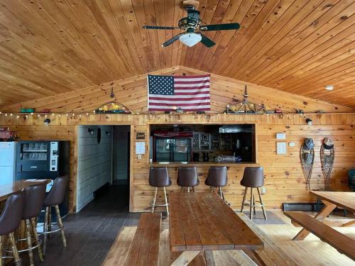 Lounge nebo bar v ubytování Brimley Lodge / Sleeps 36 / Snowmobile & ORV Trail