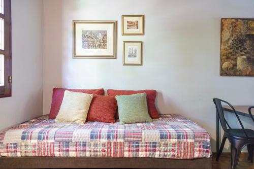 un sofá con almohadas en una habitación en El Diván Apartamento, excelente ubicación y cochera en Mendoza