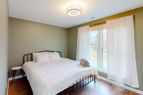 een slaapkamer met een bed en een raam bij Rehoboth Beach --- 35526 Dry Brook Drive Unit A in Rehoboth Beach