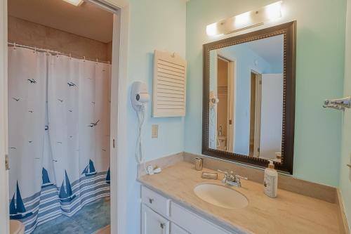 Koupelna v ubytování New Listing! Pool View and Short Walk to the Beach