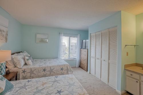 Postel nebo postele na pokoji v ubytování New Listing! Pool View and Short Walk to the Beach