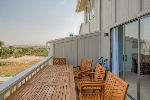 Balkón nebo terasa v ubytování New Listing! Pool View and Short Walk to the Beach