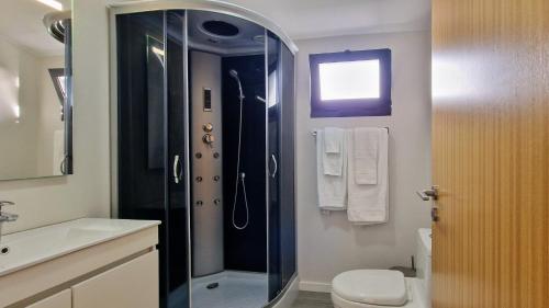 ein Bad mit einer Dusche, einem WC und einem Waschbecken in der Unterkunft Casa da Levada do Arco in Arco da Calheta