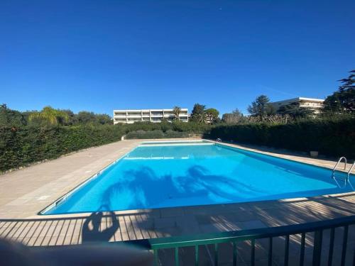 une grande piscine bleue sur une terrasse dans l'établissement Le Maeva : Apt 4 Prs, Clim, Garage, piscine, à Antibes