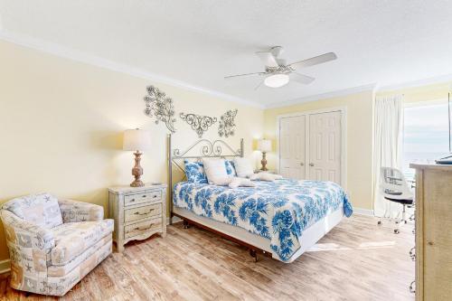 1 dormitorio con 1 cama y 1 silla en Island Echoes 5L en Fort Walton Beach