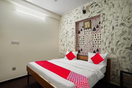 een slaapkamer met een bed met rode kussens erop bij Flagship Hotel Big Vine in Jaipur