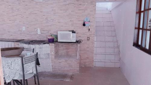 uma cozinha com um micro-ondas sentado num balcão em Onde a paz prevalece em Angra dos Reis