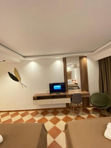 Μια τηλεόραση ή/και κέντρο ψυχαγωγίας στο Hotel Comfort & Villas