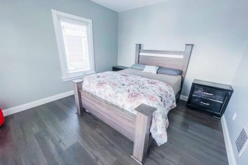 Cozy 3BR 1 bath in Niagara Fallsにあるベッド