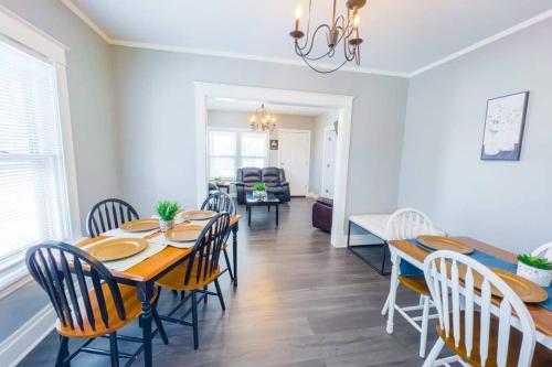 Cozy 3BR 1 bath in Niagara Fallsにあるシーティングエリア