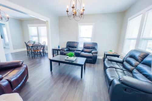 Cozy 3BR 1 bath in Niagara Fallsにあるシーティングエリア