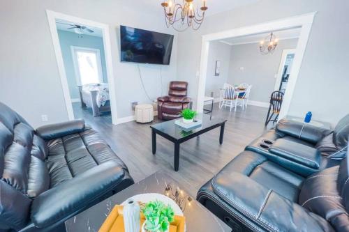 Cozy 3BR 1 bath in Niagara Fallsにあるシーティングエリア