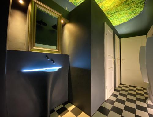 a bathroom with a black and white checkered floor at Hotel Villa Königsgarten in Siebeldingen