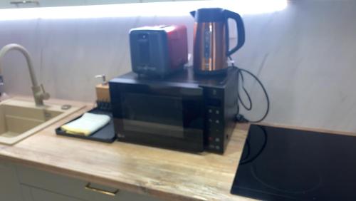 a microwave sitting on top of a kitchen counter at DONNER LUXURY APARTMAN in Subotica