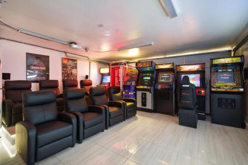 una sala de videojuegos con sillas y máquinas recreativas en Dino Disneyland: Arcade, Playground & More!!, en Garden Grove