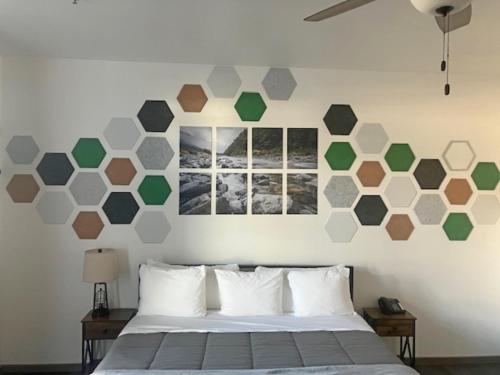 1 dormitorio con 1 cama con 2 cuadros en la pared en Fireside Inn en Long Beach