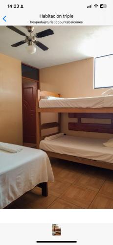 2 Etagenbetten in einem Zimmer mit einer Decke in der Unterkunft Hospedaje Punta Balcones in Negritos