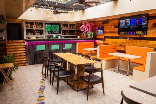 TV a/nebo společenská místnost v ubytování Hotel Guacamaya