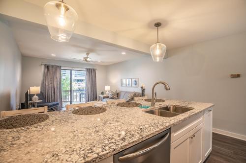 Kuchyň nebo kuchyňský kout v ubytování New listing - F Building Condo on Harbor Island