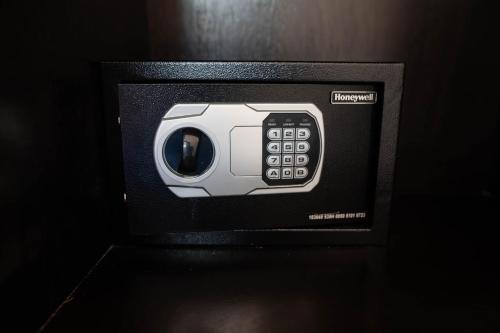 a small black and white microwave oven with aperature at Hotel & Suites Yuca Ville Siglo XXI in Mérida