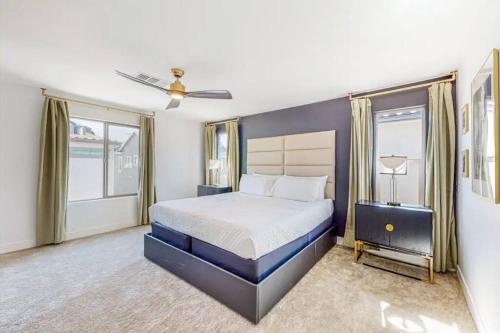 um quarto com uma cama king-size e janelas em The Spotless 2 Story em Phoenix