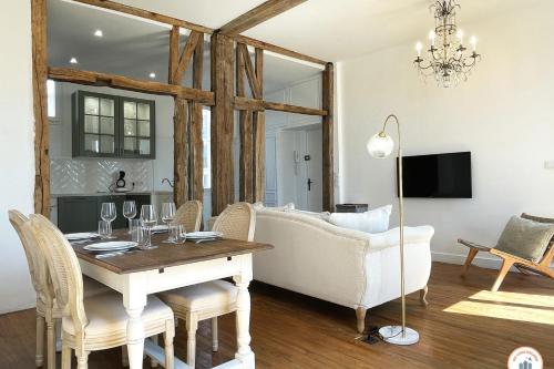 un salon avec une table et un canapé dans l'établissement L'Armateur - Confort - Standing Marché, au Havre