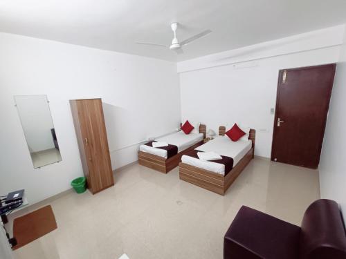 Ένα ή περισσότερα κρεβάτια σε δωμάτιο στο Ramya Residency Porur