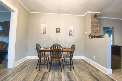 a dining room with a table and chairs at Quaint 3BR 1 Bath near Niagara Falls in Niagara Falls