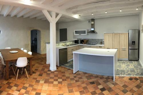Amné-en-Champagne的住宿－Gite de charme avec piscine intérieure，厨房配有桌子和白色台面