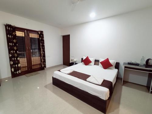 Ένα ή περισσότερα κρεβάτια σε δωμάτιο στο Ramya Residency Porur