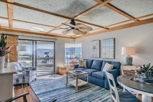 Χώρος καθιστικού στο Stunning Views - Pool and Ocean Views - Harbor Island Beach House
