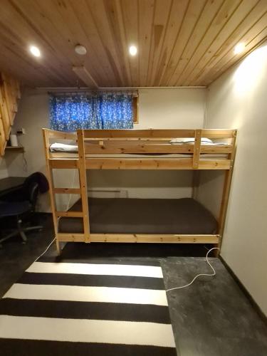 Palanda nebo palandy na pokoji v ubytování Rauhallinen kaksio Lahdentie tuntumassa, lentokenttämajoitus ja sähköauton latauspiste