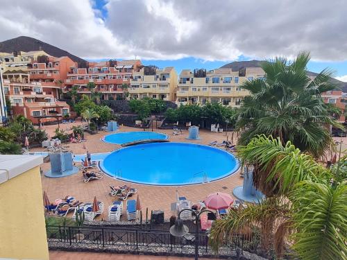 vista sulla piscina di un resort di CASA PARAISO ad Arona