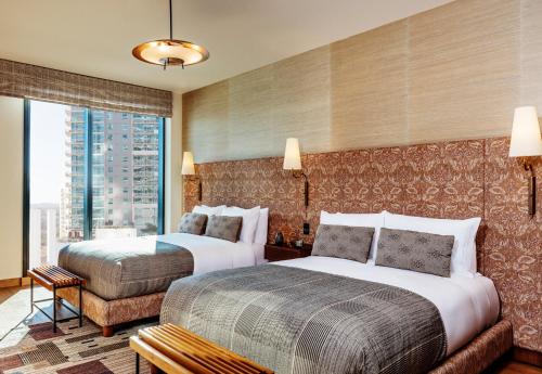 Habitación de hotel con 2 camas y ventana en Austin Proper Hotel, a Member of Design Hotels en Austin