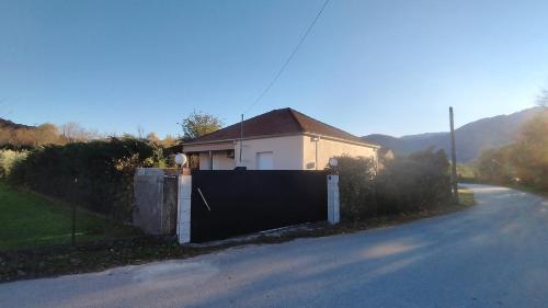 uma casa com um portão na berma de uma estrada em Kastraki House with a view em Kastrákion
